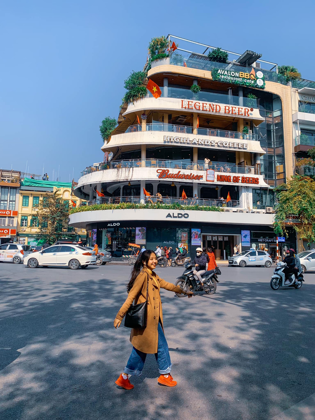 Nằm trong khuôn viên phố đi bộ lớn của Hà Nội, Hàm Cá Mập từ lâu đã trở thành địa điểm sống ảo của giới trẻ. Ảnh: Trà My Nguyễn