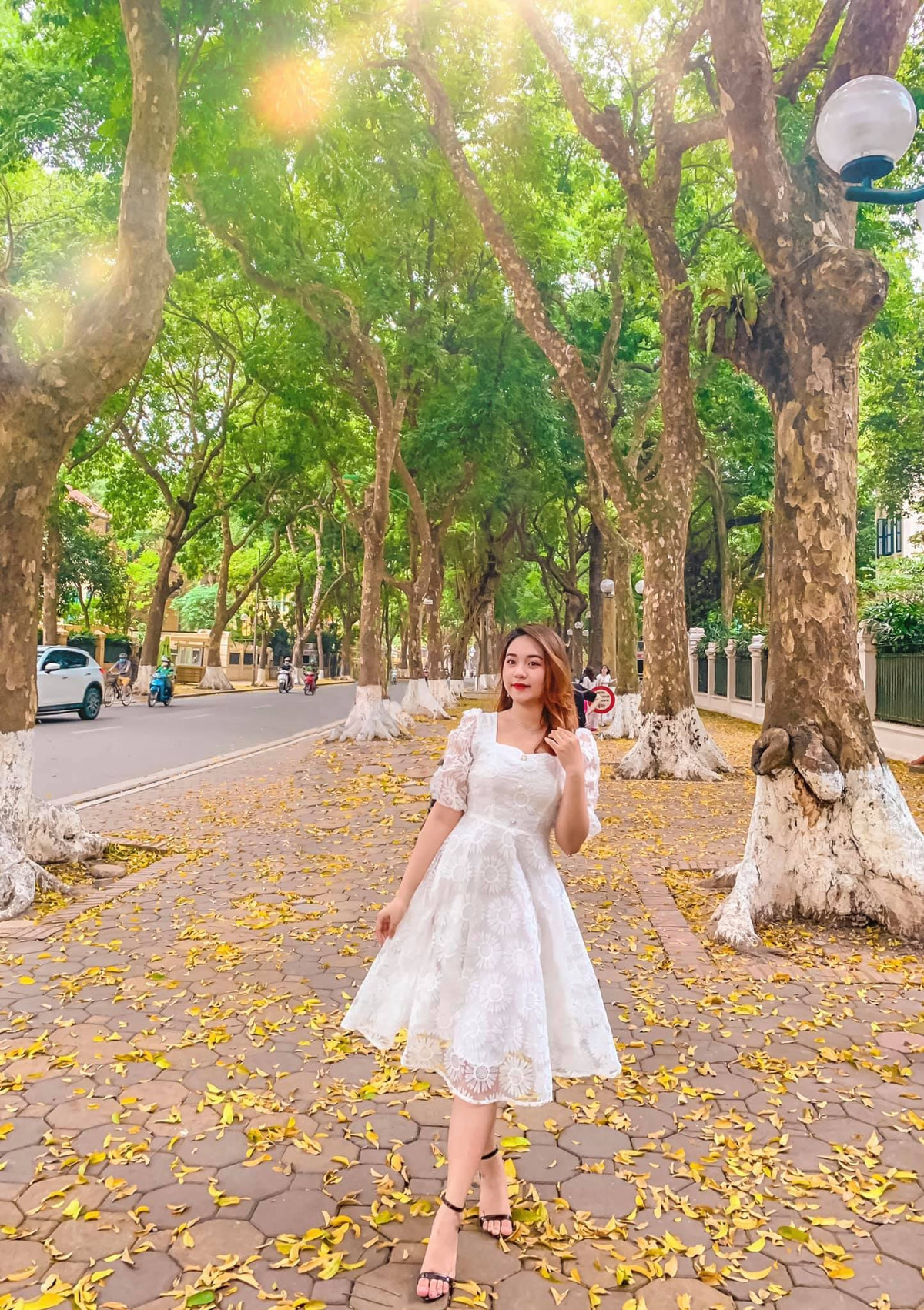 Kéo dài khoảng 1,5km, từ phố Mai Xuân Thưởng đến phố Hàng Cót, Phan Đình Phùng là con đường có vỉa hè rộng nhất nhì Hà Nội với những cây sấu cổ thụ dọc hai bên đường. Do đó mà nơi đây thu hút lượng đông đảo bạn trẻ check in sống ảo. Ảnh: Huyền Trang Võ