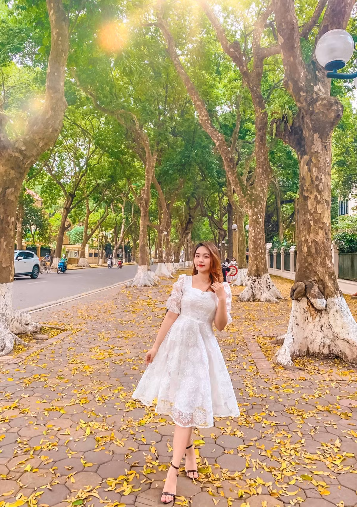 Kéo dài khoảng 1,5km, từ phố Mai Xuân Thưởng đến phố Hàng Cót, Phan Đình Phùng là con đường có vỉa hè rộng nhất nhì Hà Nội với những cây sấu cổ thụ dọc hai bên đường. Do đó mà nơi đây thu hút lượng đông đảo bạn trẻ check in sống ảo. Ảnh: Huyền Trang Võ