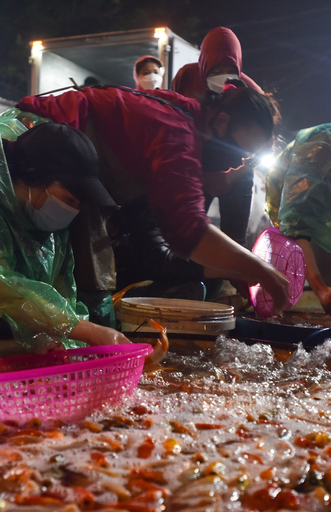 Chợ Cá Yên Sở thường nhộn nhịp nhất từ chiều tối 22 cho tới 3-4 giờ sáng ngày 23 tháng Chạp. 