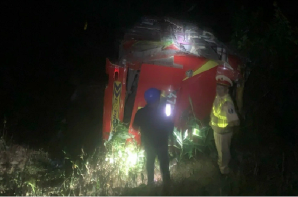 Xe khach cho 30 nguoi lao xuong vuc sau, nhieu nguoi bi thuong