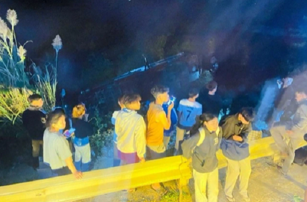 Xe khach cho 30 nguoi lao xuong vuc sau, nhieu nguoi bi thuong-Hinh-2