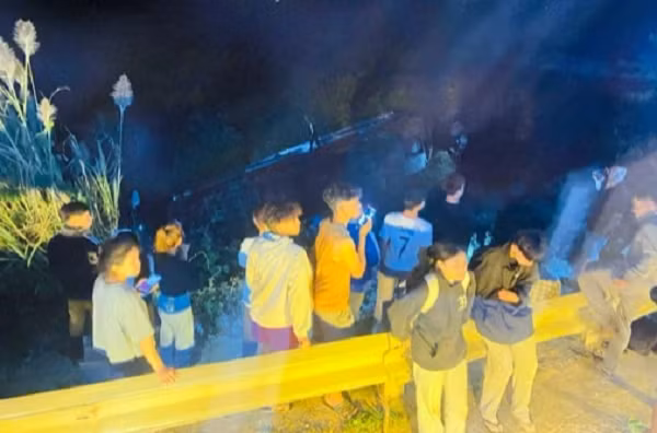 Xe khach cho 30 nguoi lao xuong vuc sau, nhieu nguoi bi thuong-Hinh-2