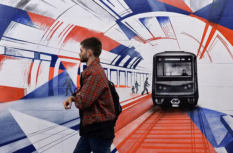 Nam thanh niên đang đi dưới tầng hầm ở nhà ga điện ngầm Lubyanka mới được sửa sang lại bằng tác phẩm tranh phun sơn Graffiti.