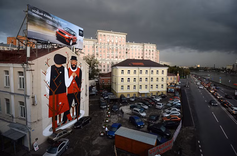 Một tác phẩm độc đáo trên bức tường một tòa nhà nằm trên phố Kotelnicheskaya Embankment, Moscow.