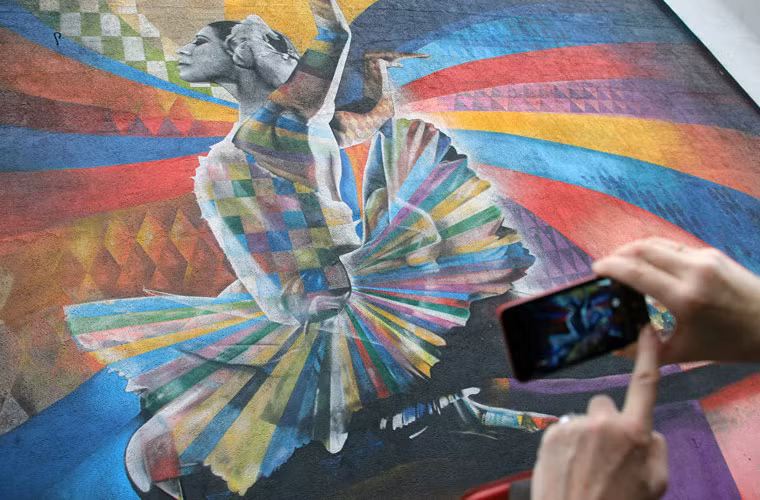 Nghệ sĩ Brazil Eduardo Cobra vẽ tác phẩm về nghệ sĩ múa ba lê huyền thoại của Nga Maya Plisetskaya trong dịp sinh nhật lần thứ 88 của bà.