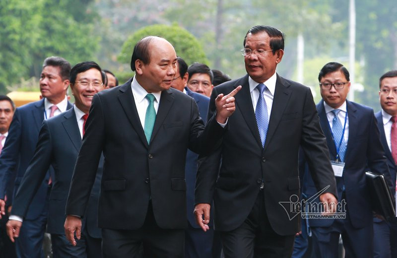 Sau lễ đón, hai Thủ tướng đi bộ sang Văn phòng Chính phủ.