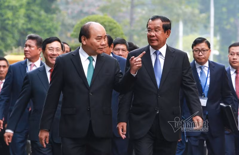 Sau lễ đón, hai Thủ tướng đi bộ sang Văn phòng Chính phủ.