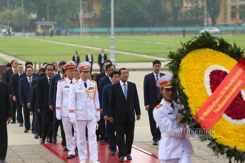 Sáng nay, Thủ tướng Hun Sen cùng đoàn đại biểu cấp cao Vương quốc Campuchia đã tới đặt hoa tại Lăng Chủ tịch Hồ Chí Minh và Đài tưởng niệm các anh hùng liệt sĩ.