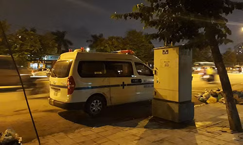 Vao nha nghi cung nguoi phu nu lon tuoi, thanh nien 8X dot tu-Hinh-2