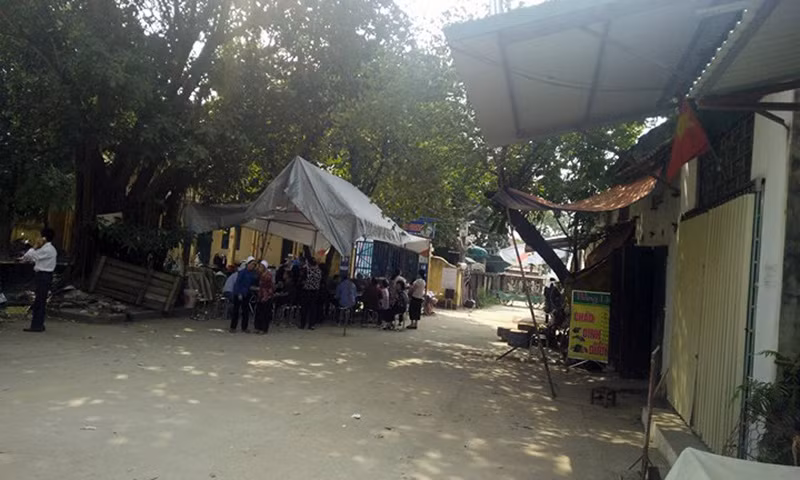 Nhan chung nho lai phut kinh hoang con re chem me vo va vo-Hinh-2