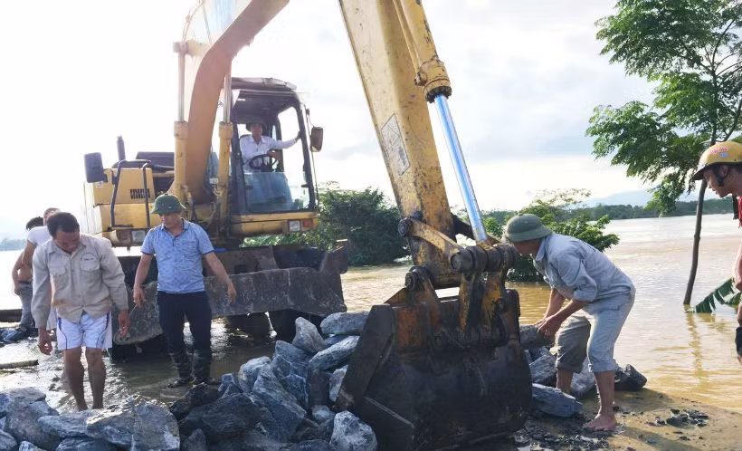 May mắn, trước đó, ngay sau khi xảy ra sự cố địa phương đã chủ động di chuyển toàn bộ hơn 200 hộ với 900 người dân đến nơi an toàn, không gây thiệt hại về người.