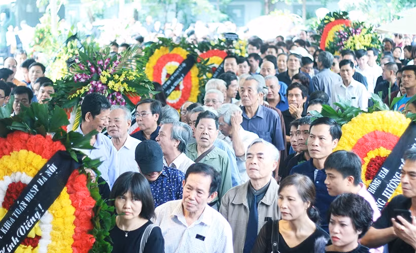 Trong sáng nay, đại diện các cơ quan đoàn thể, bộ, ban, ngành đã mang vòng hoa đến viếng thầy Văn Như Cương. Dẫn đầu đoàn TP Hà Nội là Chủ tịch Nguyễn Đức Chung đến viếng thầy Cương. Các thầy cô giáo, học sinh, bạn bè... cũng lần lượt đến viếng thầy Văn Như Cương, tiễn biệt thầy lần cuối.