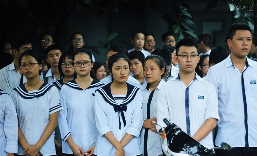 Các học sinh trường THPT Lương Thế Vinh đứng lặng lẽ tiễn biệt thầy Văn Như Cương.