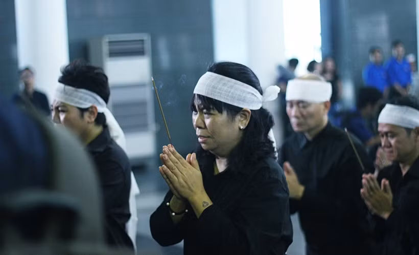 Người thân thầy Cương khóc nghẹn ngào tiễn biệt người cha, người ông... lần cuối.