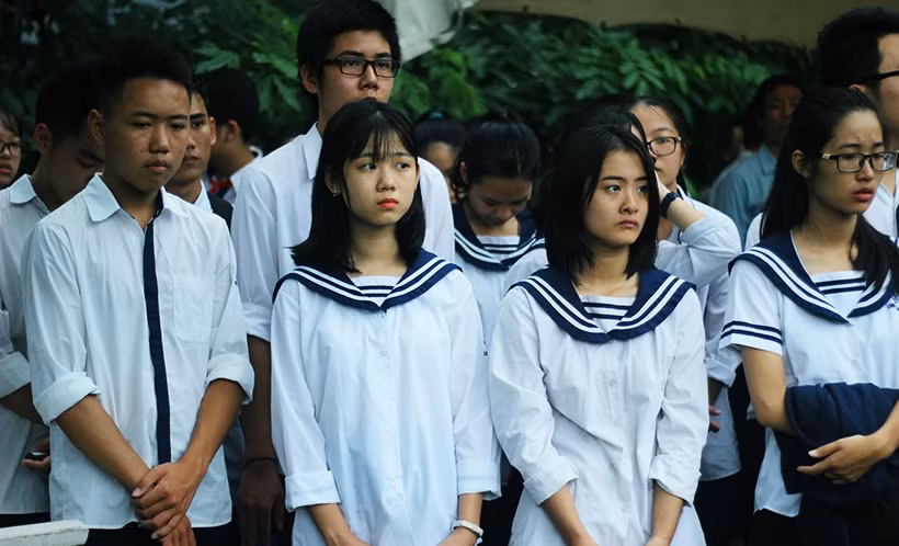 Các học sinh buồn bã và sốc trước sự qua đời của thầy giáo Văn Như Cương.