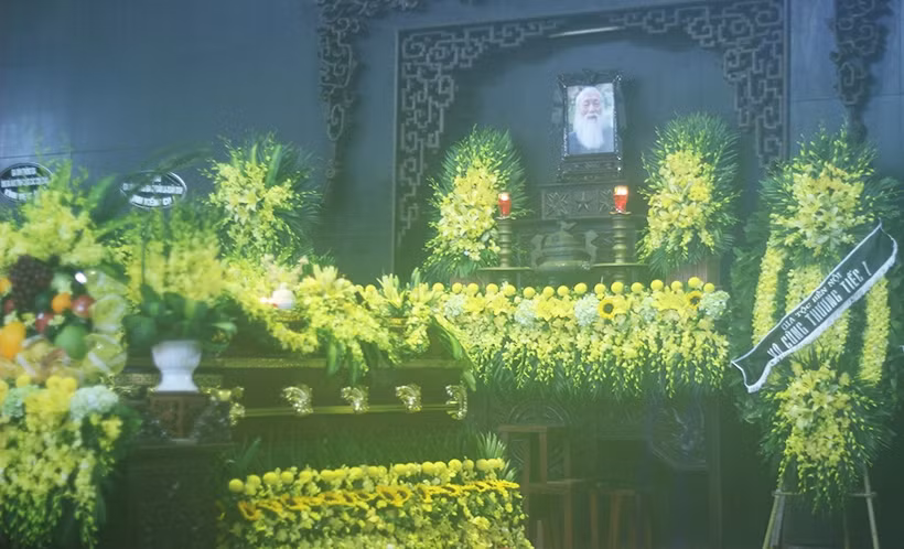 Những vòng hoa tươi được xếp gọn gàng xung quanh linh cữu thầy Văn Như Cương.