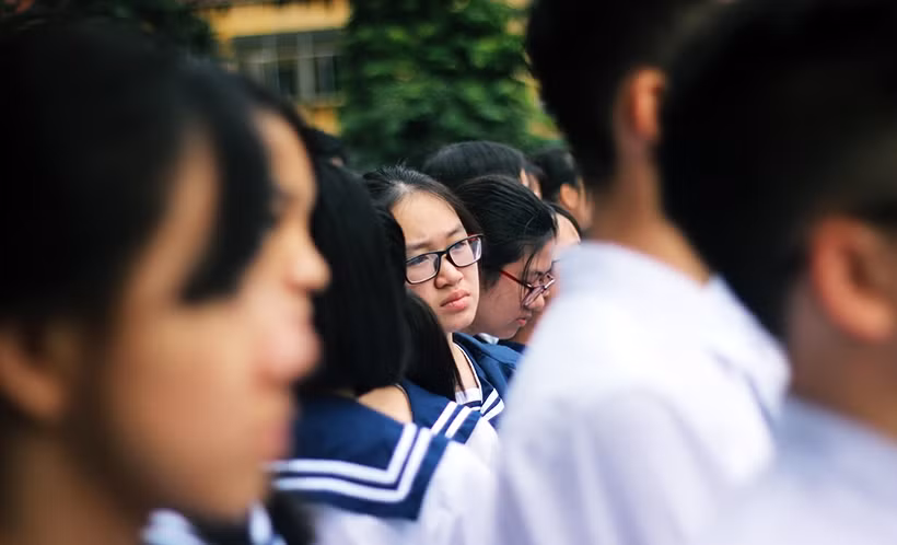 Nữ sinh xúc động, khóc nghẹn ngào khi xem lại những hình ảnh về thầy Văn Như Cương tại sân nhà tang lễ.