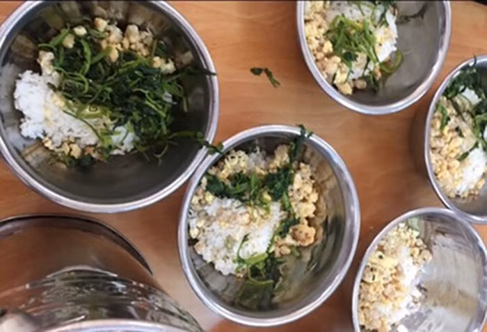 Truong bi to cho hoc sinh an "dam bac":"Chia nho de cac con an het"?