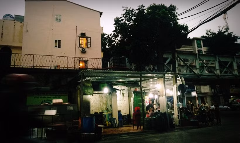 Nhiều quán xá dựng kiên cố nằm trong dự án (đoạn ngã ba phố Phùng Hưng).