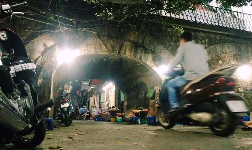 Toàn bộ phố Phùng Hưng (quận Hoàn Kiếm, Hà Nội) có 131 cổng vòm thì đã có 4 cổng được đục ra để phục vụ giao thông. 127 cổng vòm còn lại sẽ được Hà Nội chia thành 3 giai đoạn để triển khai. "Dự án "Bích hoạ trên phố Phùng Hưng" nằm trong giai đoạn 1. Giai đoạn 2 sẽ tác động đến các cổng vòm từ đoạn phố Phùng Hưng đến phố Hàng Cót (mở vòm để phục vụ không gian văn hóa của Hà Nội). Giai đoạn 3 sẽ tác động vào các cổng vòm từ Cửa Đông đến phố Lê Văn Linh", ông Phạm Tuấn Long – Phó Chủ tịch UBND quận Hoàn Kiếm thông tin thêm với báo chí.