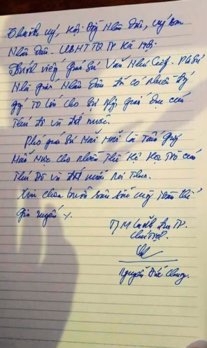 Chủ tịch Nguyễn Đức Chung viết những dòng chữ xúc động gửi tới thầy Văn Như Cương với nội dung :"Kính viếng giáo sư Văn Như Cương. PGS Nhà giáo đã có nhiều đóng góp cho sự nghiệp giáo dục của Thủ đô và đất nước. Phó giáo sư mãi mãi là tấm gương mẫu mực cho nhiều thế hệ học trò của Thủ đô và đất nước. Xin chia buồn sâu sắc cùng toàn thể gia quyến".