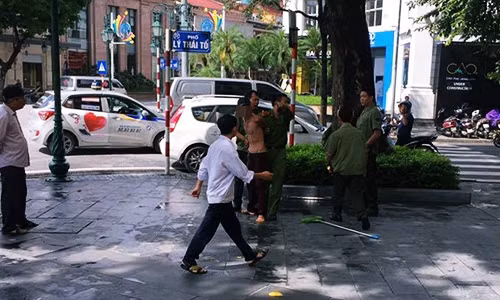 Nam thanh nien mua dao tren pho Ha Noi, nguoi di duong hoang loan