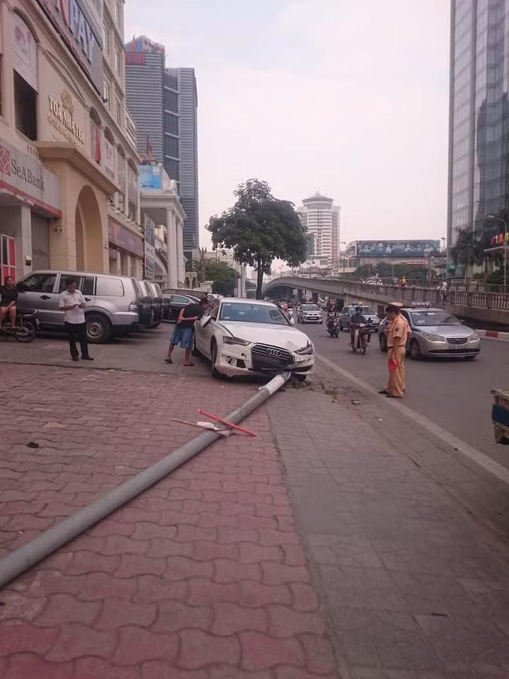 Hy huu: Xe sang dam do cot dien, nam thanh nien di bo lanh hau qua-Hinh-2