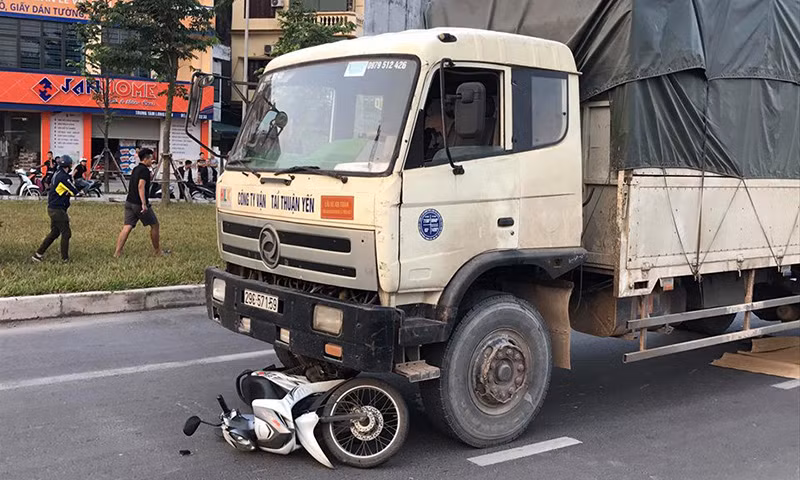 O to tai cuon nguoi dan ong di xe may vao gam chet tham