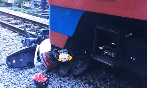 Bi tau hoa dam truc dien, nguoi phu nu di xe may bat tinh-Hinh-2