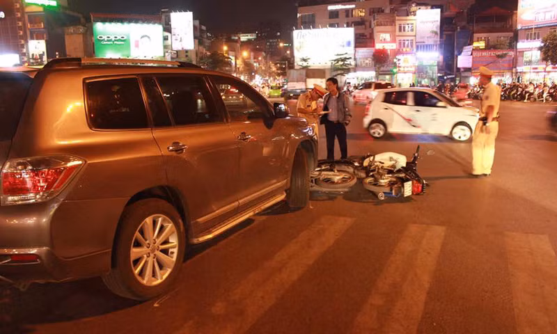 O to vuot den do dam hang loat xe may giua duong Ha Noi-Hinh-2