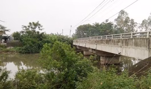 Moi lap gia dinh, co gai tre da nhay cau tu tu trong dem