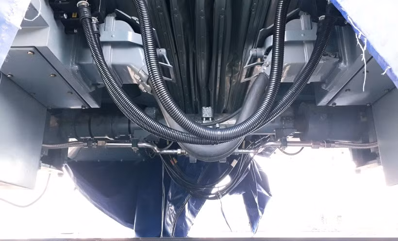 Hệ thống đường dây điện được đấu nối với nhau qua hai hộp đầu dây ở hai toa tàu.