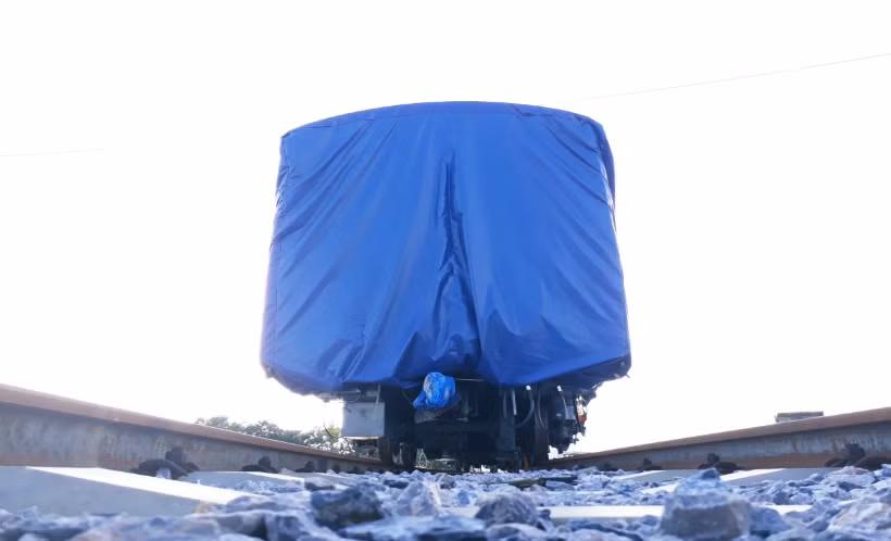 Được biết, mỗi toa tàu dài 19 m, cao 3,8 m, rộng 2,8 m, nặng khoảng 35 tấn. Toa chở khách nặng 32 tấn, các thông số khác đều giống đầu máy. Một đoàn tàu gồm bốn toa có thể chở trên 1.200 người.