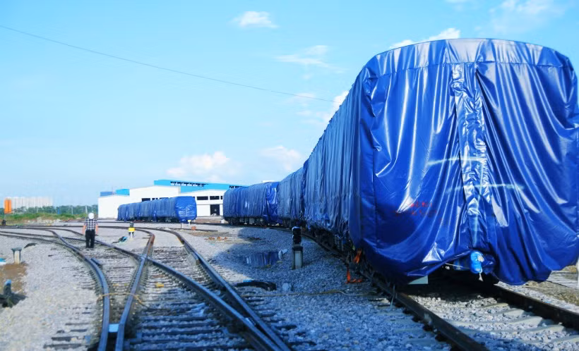 Hiện tại, các toa tàu đang được phủ bạt che mưa nắng. Sau khi lắp ghép xong, đoàn tàu sẽ được đưa vào nhà ga chờ ngày lăn bánh.