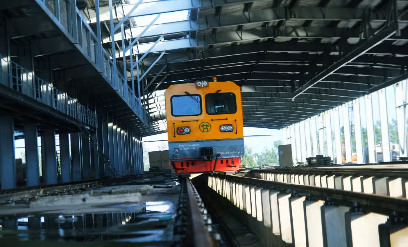 Tại khu nhà ga Depot tại Hà Đông, đầu máy của đoàn tàu đang được kiểm nghiệm trước khi chạy thử.