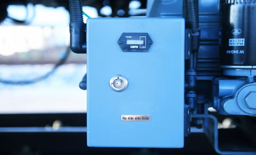 Hộp điện điều khiển được bảo vệ rất kín.