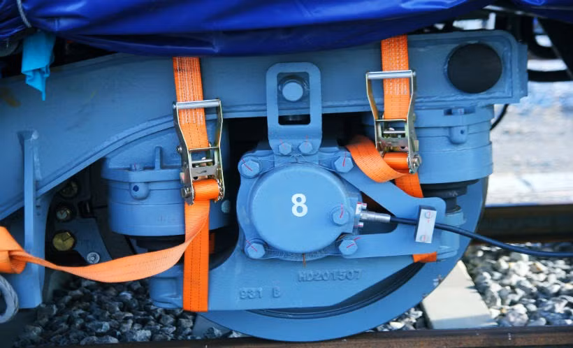 Bánh tàu đã được đặt vào đường ray của khu nhà ga Depot.