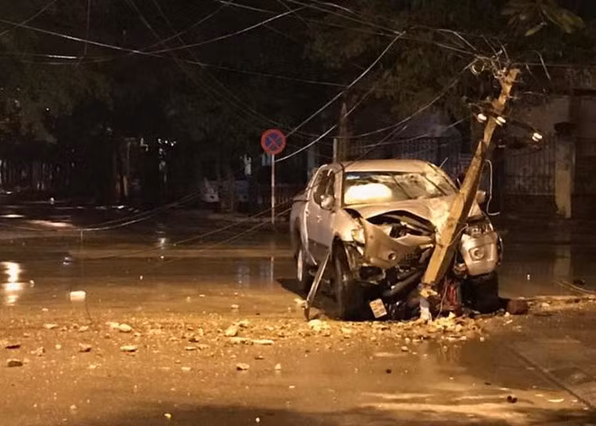 Khoảng 2h ngày 26/9, tại giao lộ ngã tư Nguyễn Trãi - Minh Khai (phường Ba Đình, TP Thanh Hóa, tỉnh Thanh Hóa), chiếcô tô bán tải mang BKS 36C - 103.87, di chuyển đến vị trí trên bất ngờ va chạm với xe máy mang BKS 36B5 - 778.96, do một người đàn ông ở thị trấn Vạn Hà (huyện Thiệu Hóa) điều khiển. Tai nạn khiến người đi xe máy tử vong tại chỗ, thi thể bị đứt lìa. Ảnh: Zing.vn.