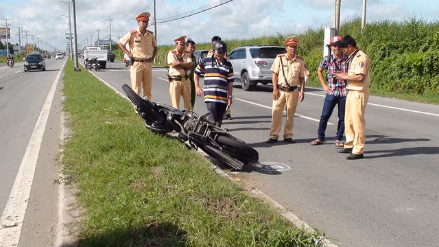 Khoảng 4h sáng 30/9, trên quốc lộ 1, đoạn trước Khu công nghiệp Hòa Phú (xã Hòa Phú, huyện Long Hồ) một chiếc xe tải gây tai nạn khiến 1 người đàn ông chết tại chỗ. Tuy nhiên xe tải đã bỏ trốn. Sáng cùng ngày cảnh sát điều tra huyện Long Hồ (Vĩnh Long) nhanh chóng đến hiện trường phối hợp cùng Cảnh sát giao thông tỉnh Vĩnh Long khám nghiệm hiện trường để điều tra và truy bắt chiếc xe tải gây tai nạn. Ảnh: Tuổi Trẻ.