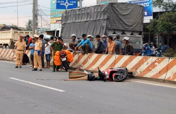 Khoảng 15h30 chiều 28/9, hai vợ chồng người nước ngoài chở nhau trên xe máy mang BKS:21V6-6194 chạy trên đường Võ Nguyên Giáp (TP Biên Hòa, Đồng Nai), vừa qua khỏi vòng xoay QL51-Võ Nguyên Giáp hướng đi huyện Trảng Bom thì va chạm với xe ben BKS: 60C-141.58 chạy cùng chiều. Tai nạn khiến 2 vợ chồng ngã văng xuống đường, người phụ nữ bị bánh xe ben cán qua tử vong tại chỗ, người chồng may mắn chỉ bị thương. Ảnh: Báo Giao Thông.