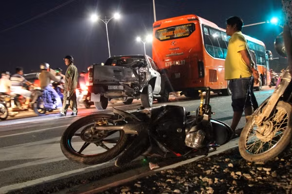 Khoảng 17h00 ngày 29/9, xe buýt tuyến số 5 (Bến Xe Chợ Lớn - Bến Xe Biên Hòa) mang BKS: 53N-7371 chạy trên quốc lộ 1K hướng TP. HCM đi Đồng Nai. Đến giao lộ Mỹ Phước – Tân Vạn bất ngờ tông vào đuôi xe bán tải BKS: 61C – 134.40 đang chờ đèn đỏ phía trước. Bị tông xe bán tải lao về phía trước tông vào xe khách giường nằm BKS: 67B – 010.87. Chiếc xe buýt tiếp tục lao qua phải tông 2 xe máy văng ra lề đường, rồi cuốn xe máy BKS: 67B-890.23 do anh Trần Văn Hảo (23 tuổi, quê An Giang) điều khiển đang dừng chờ đèn đỏ, tử vong tại chỗ.