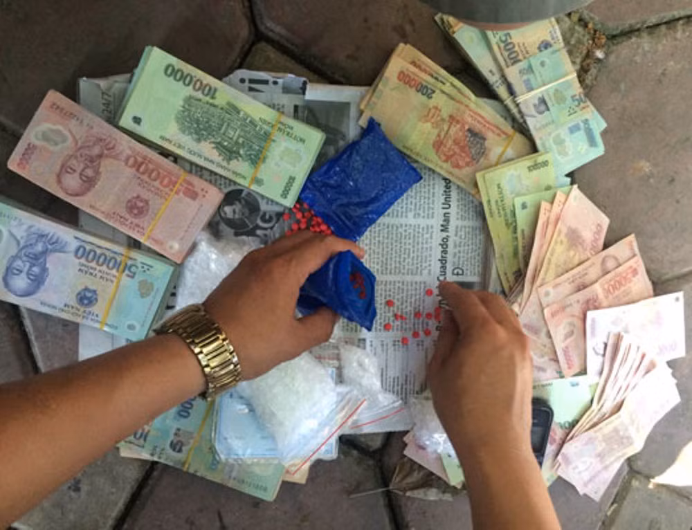 Truy đuổi đối tượng mua bán ma túy, công an đã phát hiện 'ổ' cờ bạc (Ảnh minh họa).