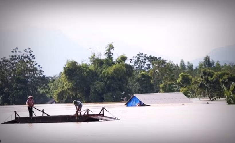 Trong báo cáo của UBND xã Hoàng Văn Thụ cho hay, có khoảng 200 ngôi nhà của dân bị ngập sâu trong nước.