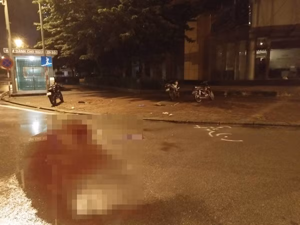 Nam thanh nien di xe may bat tinh sau va cham o to Kia Forte Koup