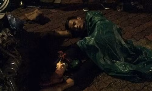 Nam thanh nien di xe may bat tinh sau va cham o to Kia Forte Koup-Hinh-3