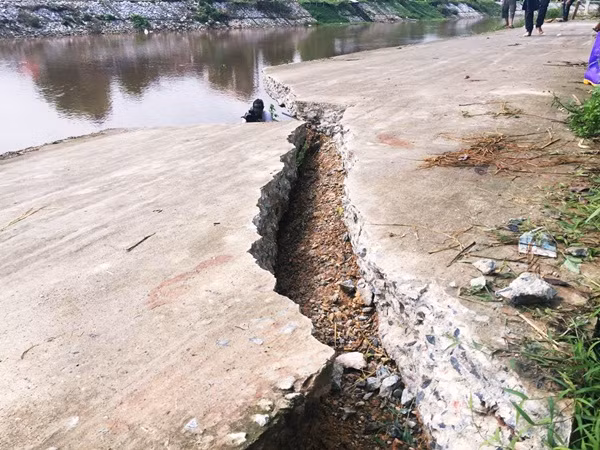 Ha Noi: Duong be tong moi dua vao su dung da sut lun