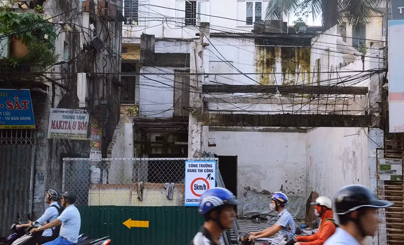 Do công trường nằm ngay sát đường Trường Chinh nên đơn vị thi công giải tỏa mặt bằng đã lập hàng rào chắn sắt để đảm bảo an toàn giao thông, an toàn lao động và vệ sinh môi trường.