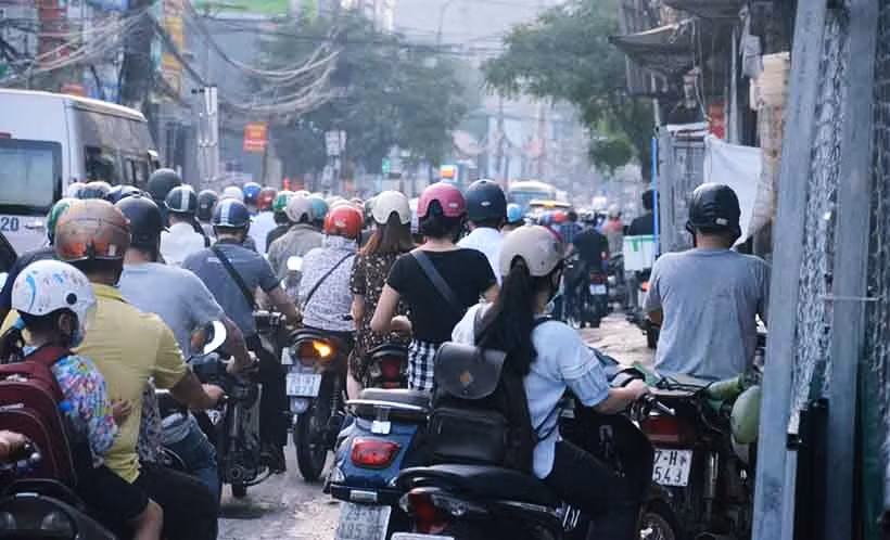 Được biết, Dự án đường vành đai 2 đoạn Ngã Tư Sở - Ngã Tư Vọng (đường Trường Chinh) được khởi công từ tháng 10/2013 từng gây chú ý trong dư luận với biệt danh "đường cong mềm mại" khi bẻ cong cả một đoạn đường thẳng. Đây là một trong những công trình giao thông trọng điểm của Hà Nội. Dự án chia thành 3 đoạn, đến nay mới hoàn thiện được 2 đoạn từ ngã tư Tôn Thất Tùng đến ngã Tư Vọng với chiều dài là 1,3km.