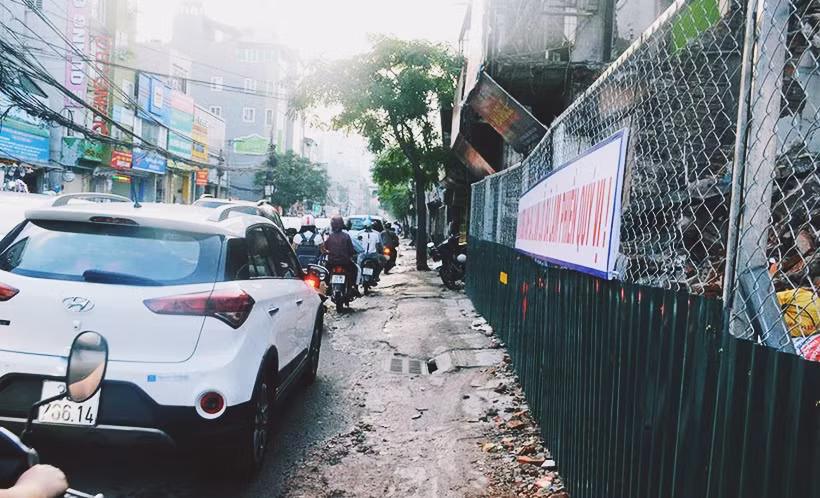 Trước đó, UBND phường đã thành lập tổ công tác tuyên truyền, vận động người dân di dời khỏi khu vực giải tỏa, đối với những hộ chưa được nhận nhà sẽ được hỗ trợ kinh phí di dời và thuê nhà ở trong thời gian chờ đợi. Được biết, trong đợt giải phóng mặt bằng lần này có tất cả 262 hộ dân phải di dời, trong đó có 30 hộ đã trả lại mặt bằng, những hộ còn lại cũng đã được gửi thông báo từ đầu tháng 9 vừa qua.